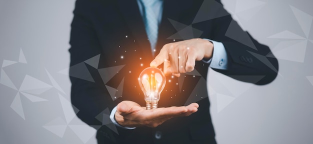 La creatività nelle mani degli uomini d'affari concetto di idea Uomo d'affari che tiene la lampadina incandescente con il cervello di disegno e la linea di connessione idee di pensiero creativo e innovazione tecnologia e creatività