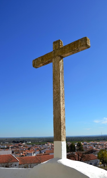 La croce cristiana in pietra