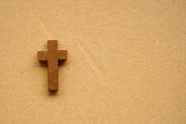 La croce rappresenta Gesù sullo sfondo di legno marrone