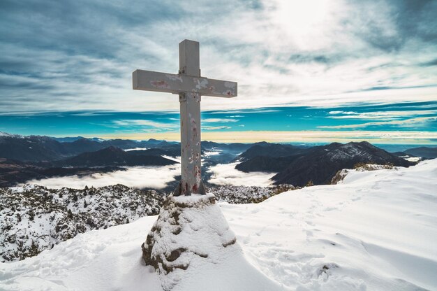 La croce sul monte Cancevo nelle prealpi lombarde d'Italia