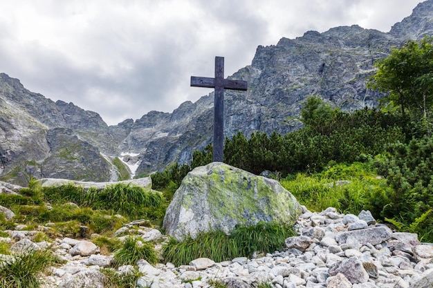 La croce sulla sommità del picco nelle montagne Alti Tatra