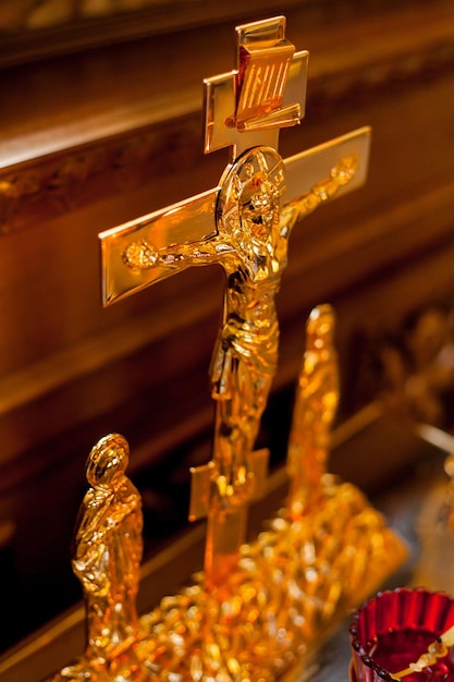 La crocifissione di Gesù nella chiesa. Candeliere d'oro nella chiesa ortodossa. Croce d'oro ortodossa.