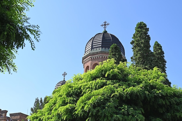 La cupola del monastero ortodosso tra le acacie verdi