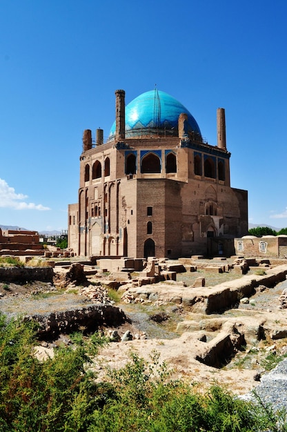 La cupola di soltaniyeh contro il cielo blu