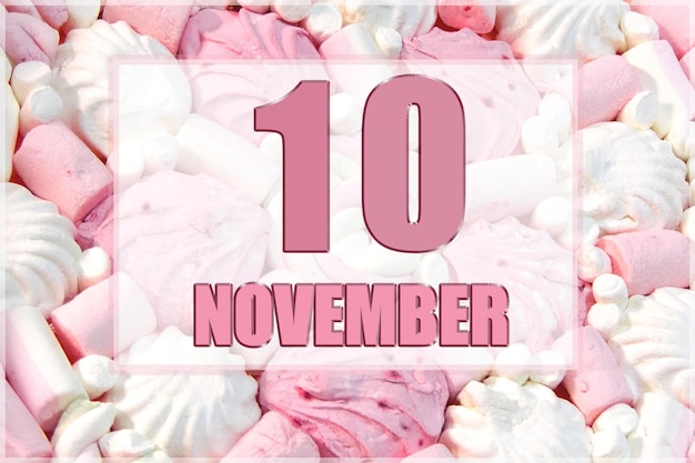 La data del calendario sullo sfondo dei marshmallow bianchi e rosa 10 novembre è il decimo giorno del mese