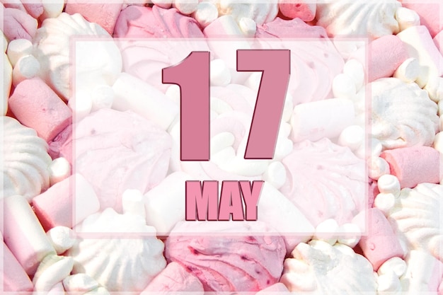 La data del calendario sullo sfondo dei marshmallow bianchi e rosa 17 maggio è il diciassettesimo giorno del mese