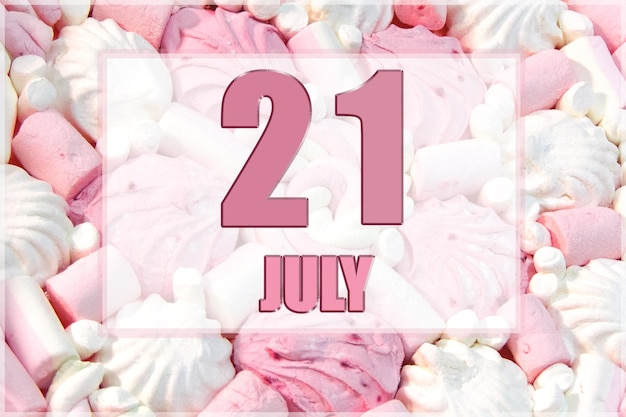 La data del calendario sullo sfondo dei marshmallow bianchi e rosa 21 luglio è il ventunesimo giorno del mese