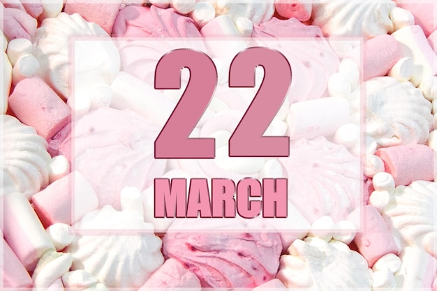 La data del calendario sullo sfondo dei marshmallow bianchi e rosa 22 marzo è il ventiduesimo giorno del mese