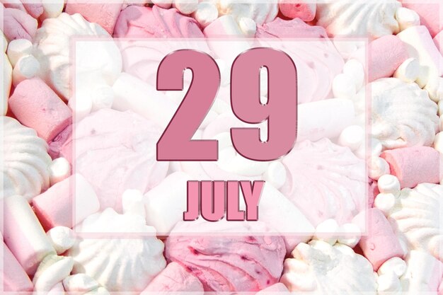La data del calendario sullo sfondo dei marshmallow bianchi e rosa 29 luglio è il ventinovesimo giorno del mese