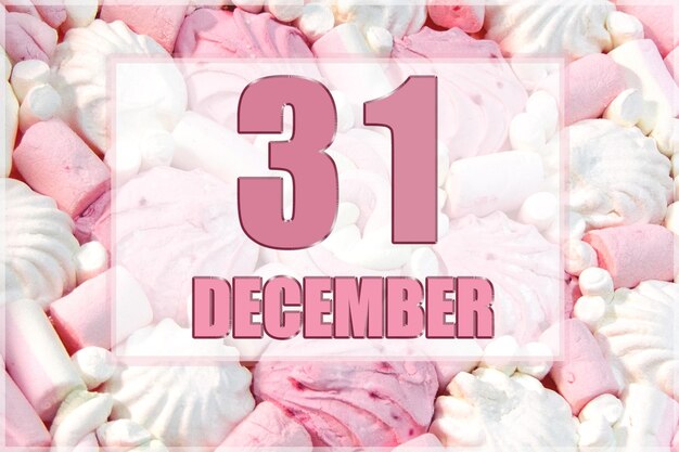 La data del calendario sullo sfondo dei marshmallow bianchi e rosa 31 dicembre è il trentunesimo giorno del mese