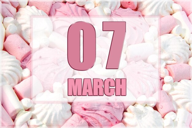 La data del calendario sullo sfondo dei marshmallow bianchi e rosa 7 marzo è il settimo giorno del mese