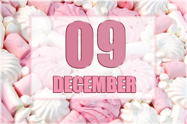 La data del calendario sullo sfondo dei marshmallow bianchi e rosa 9 dicembre è il nono giorno del mese