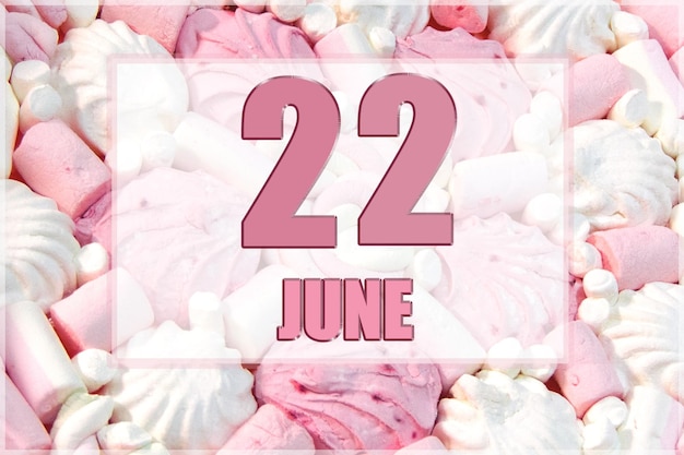 La data del calendario sullo sfondo dei marshmallow bianchi e rosa Il 22 giugno è il ventiduesimo giorno del mese