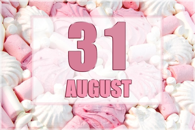 La data del calendario sullo sfondo dei marshmallow bianchi e rosa Il 31 agosto è il trentunesimo giorno del mese