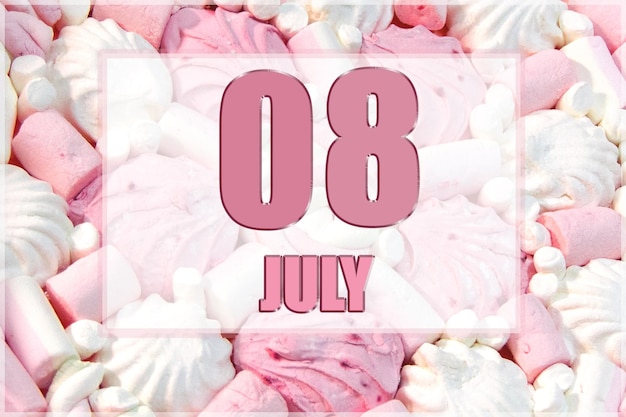 La data del calendario sullo sfondo dei marshmallow bianchi e rosa L'8 luglio è l'ottavo giorno del mese