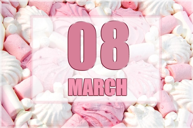 La data del calendario sullo sfondo dei marshmallow bianchi e rosa l'8 marzo è l'ottavo giorno del mese