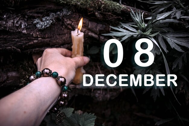 La data del calendario sullo sfondo di un rituale spirituale esoterico L'8 dicembre è l'ottavo giorno del mese