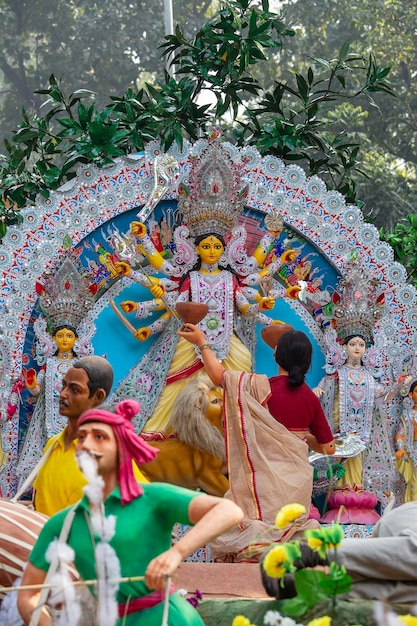 La dea Kali durante la Durga Puja a un'esibizione di pandal a Nuova Delhi, India