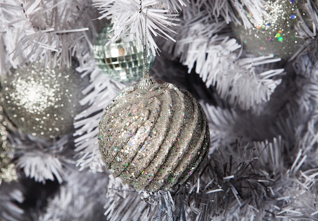 La decorazione dell'albero di Natale si avvicina ai toni del bianco