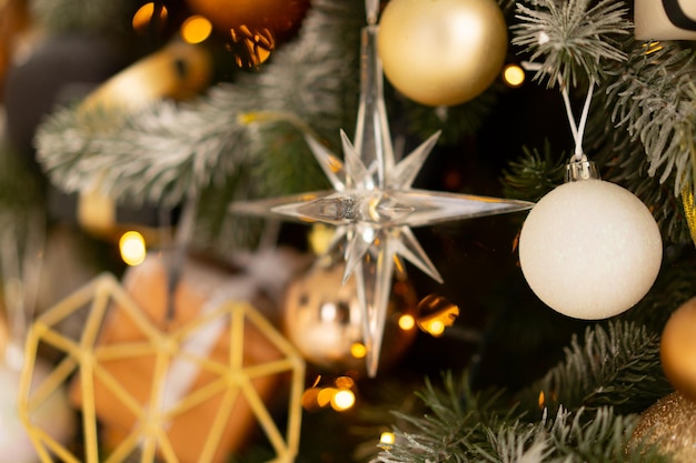 La decorazione dell'albero di Natale si chiude sullo sfondo. Ghirlanda, palline, luci illuminate. Buon Natale e Felice Anno nuovo