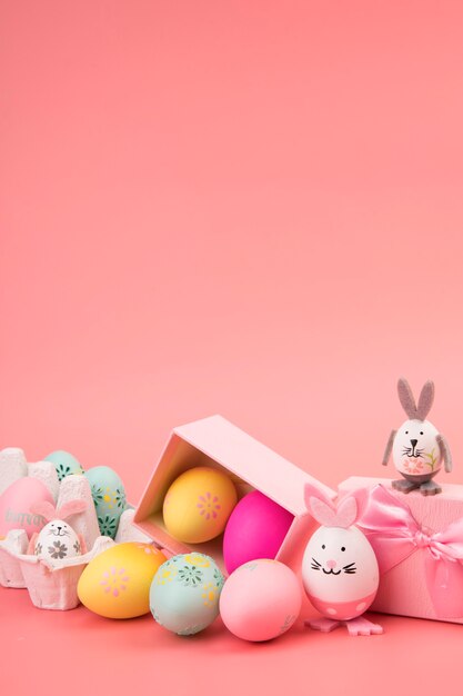 La decorazione dell'uovo di Pasqua è rosa