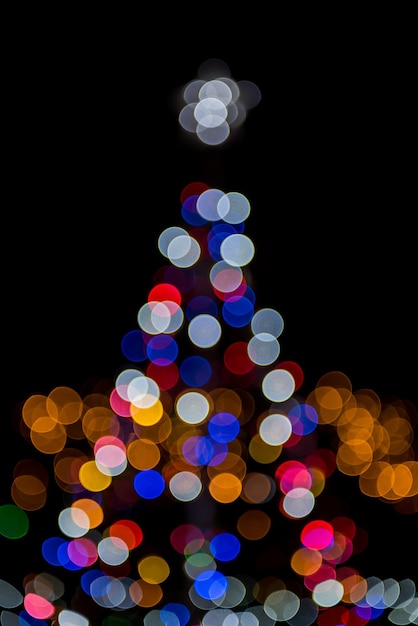 La decorazione della luce di Natale e il bokeh astratto sfocano lo sfondo