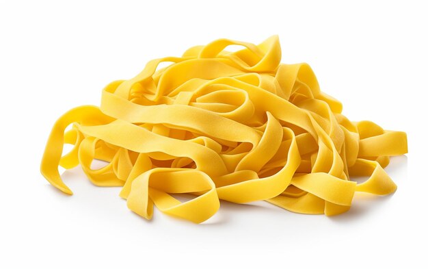 La deliziosa pasta di fettuccine isolata su uno sfondo bianco