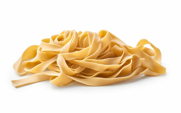 La deliziosa pasta di fettuccine isolata su uno sfondo bianco