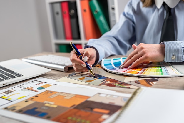 La designer femminile sceglie i colori per le prossime riparazioni lavori di ristrutturazione a casa