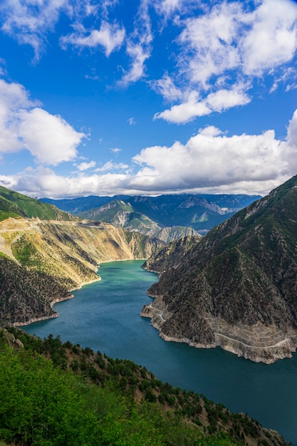 La diga di Deriner è una diga ad arco in cemento a doppia curvatura sul fiume Coruh nella provincia di Artvin, in Turchia.