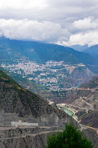 La diga di Deriner è una diga ad arco in cemento a doppia curvatura sul fiume Coruh nella provincia di Artvin, in Turchia.