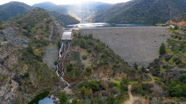 La diga di Lefkara alta 74 metri a Cipro trabocca dopo le piogge invernali Lo stoccaggio dell'acqua è importante nei climi aridi