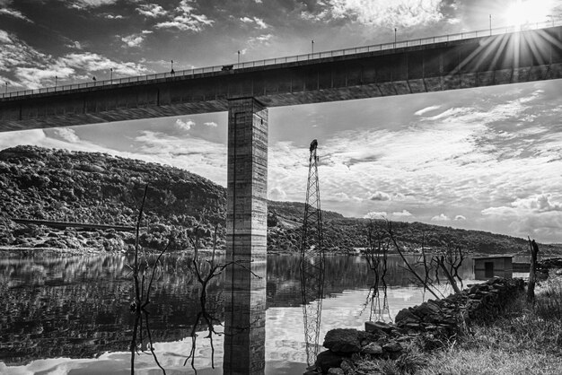 La diga e il ponte sul lago omodeo in bianco nero