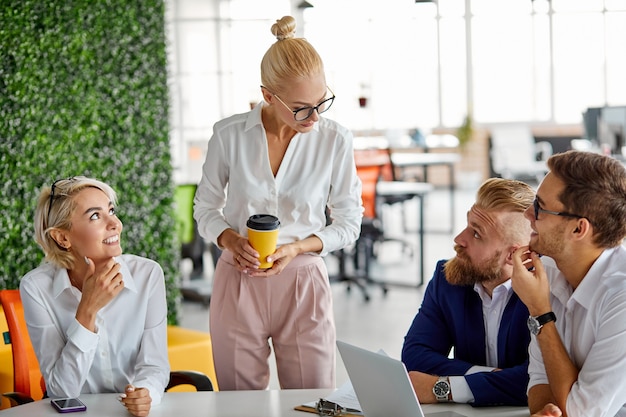 La direttrice dell'azienda ha una bella conversazione con i dipendenti