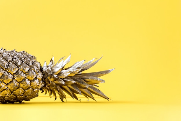 La disposizione creativa ha reso l&#39;ananas dell&#39;oro. Idea di estate.