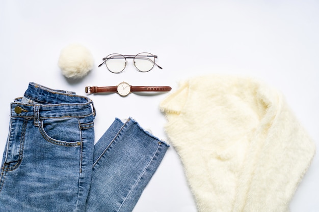 La disposizione piana dei vestiti e degli accessori della donna ha messo con gli occhiali, orologio.