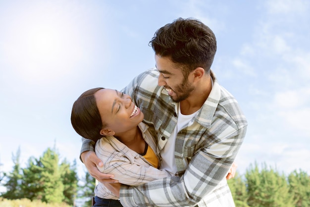 La diversità del cielo e la coppia della natura si abbracciano durante il tempo di qualità all'aria aperta insieme avventura escursionistica o viaggio di legame nella foresta Pace, libertà e amore per l'uomo donna di colore o persone entusiaste che fanno trekking nei boschi