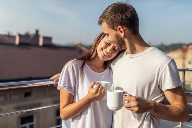 La dolce giovane coppia ha la sua mattinata