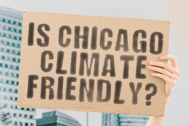 La domanda è Chicago rispettosa del clima è su uno striscione nelle mani degli uomini con sfondo sfocato Attivista del team di supporto Tramonto urbano Ecologia del carbonio Energia Nuovo riscaldamento pulito Rifiuti