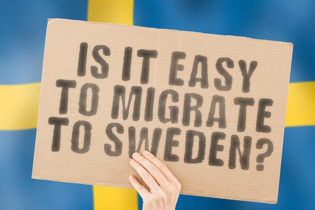 La domanda È facile migrare in Svezia su uno striscione in mano da uomo con bandiera svedese