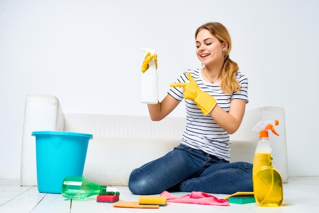 La donna a casa lava i pavimenti fornendo servizi interni compiti