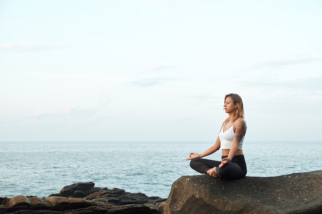 La donna a praticare Yoga nella natura