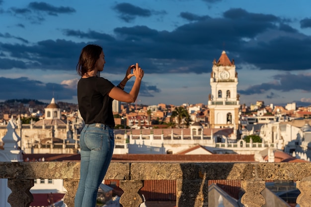 La donna a scattare foto delle vedute su Sucre, Bolivia