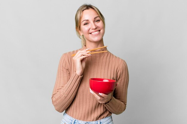 La donna abbastanza caucasica che ha una ciotola della prima colazione dei fiocchi di dieta