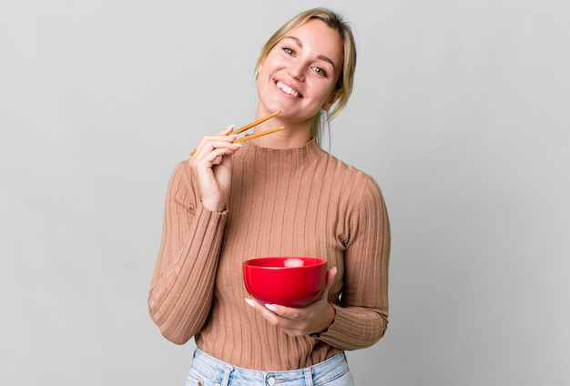 La donna abbastanza caucasica che ha una ciotola della prima colazione dei fiocchi di dieta