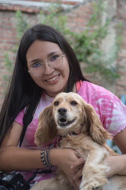 la donna abbraccia il suo cane