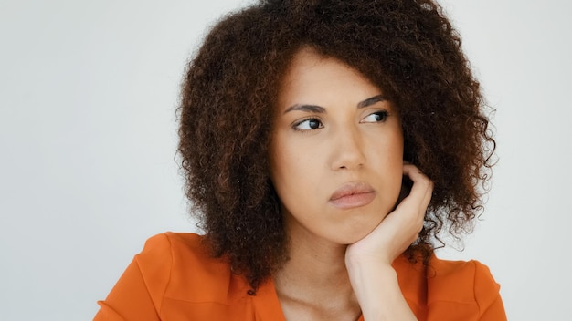 La donna africana preoccupata triste riflette sul problema del pensiero sentendo ansia depressione sconvolto frustrato