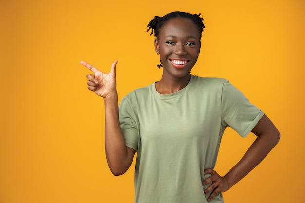 La donna afro allegra punta a copiare lo spazio in studio giallo