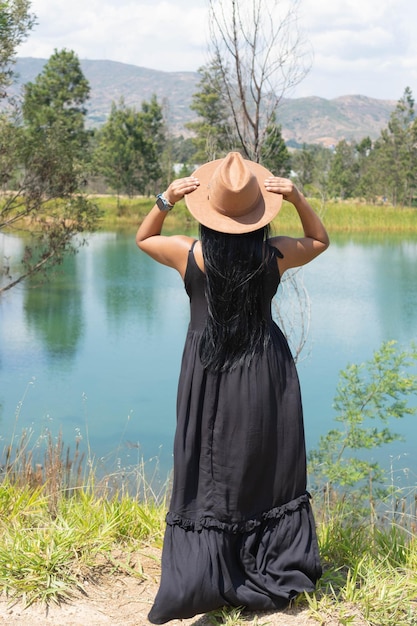 La donna afro si affaccia sul lago di montagna