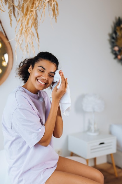 La donna afroamericana si prende cura della sua pelle in bagno